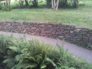 Dry stone retaining wall